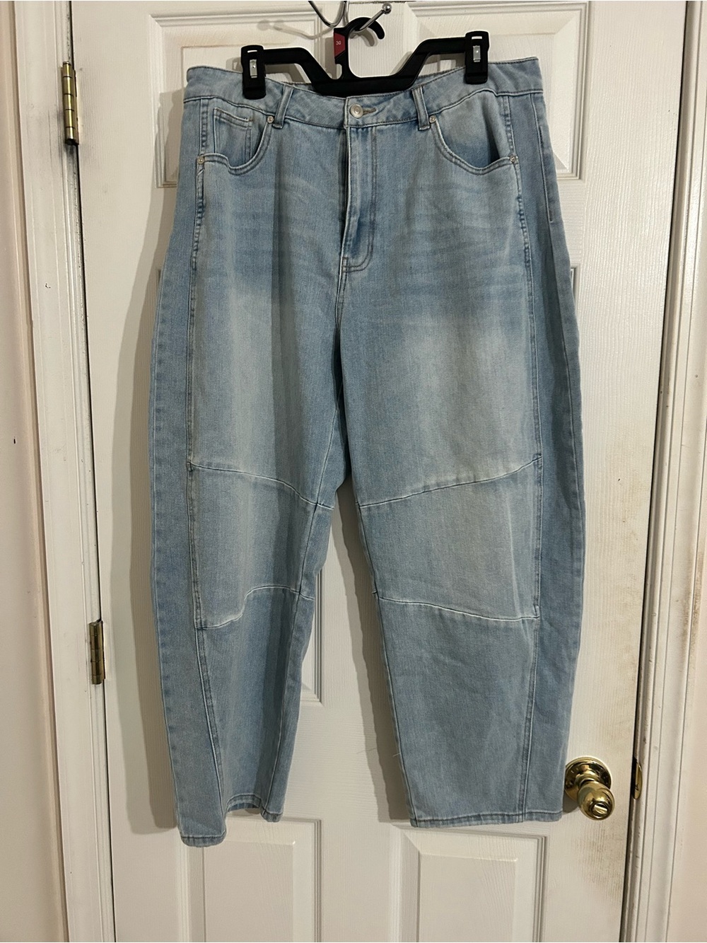 Light Wash Womenโs Jeans - Relaxed Fit